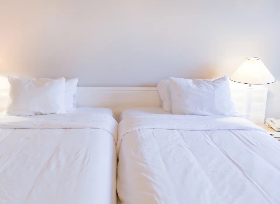 Jednoosobowe łóżka hotelowe